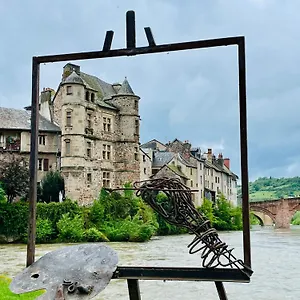 - Au Vieux Palais Aparthotel